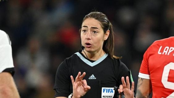 El arbitraje femenino italiano hará historia este fin de semana, tres mujeres dirigirán por primera vez en la historia un partido de la Serie A. En concreto, el Inter Torino.Maria Sole Ferrieri Caputi como principal con Francesca Di Monte y Tiziana Trasciatti de asistentes./ Gentileza.