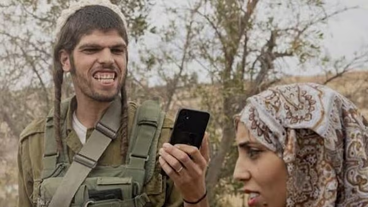 Gran controversia por una foto en L'Espresso que muestra a un colono israelí burlándose de una mujer palestina