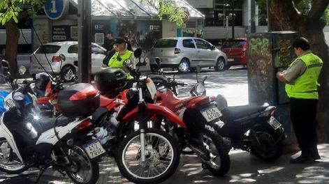 Inspectores de la Ciudad de Mendoza, multan a motociclistas por estacionar en la vereda de Garibaldi casi av. San Martín.