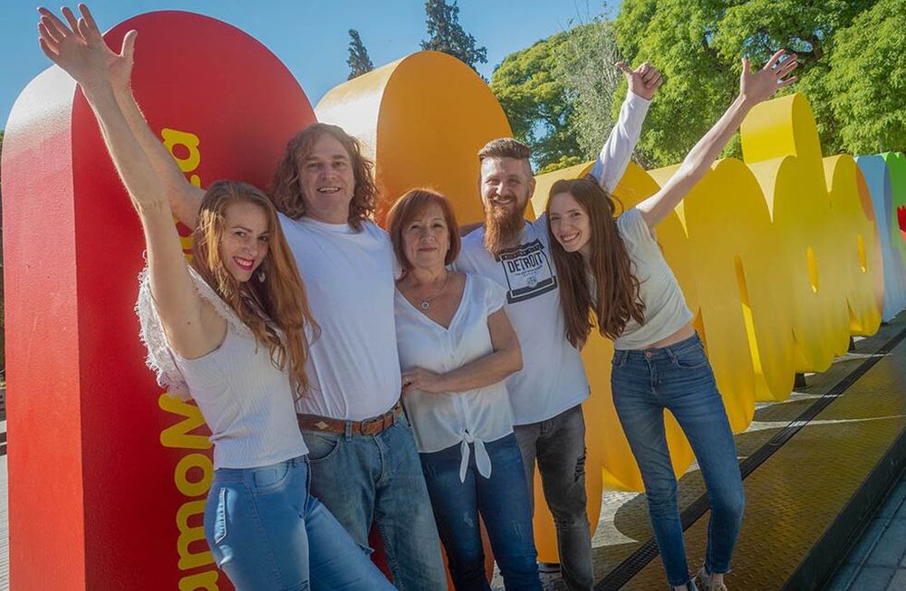 Vanesa Fornes, Omar Fornataro, Milena Petrizan, Cristian Millanes y Tatiana Callaey se encontrarán hoy en el Parque con otros “colos” con los que conforman un porcentaje minúsculo de la población nacional. Foto: Ignacio Blanco / Los Andes