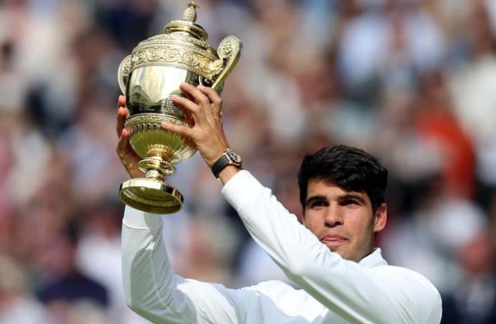 Wimbledon (United Kingdom), 14/07/2024.- Carlos Alcaraz of Spain celebrates with his trophy after winning the Mens final against Novak Djokovic of Serbia at the Wimbledon Championships, Wimbledon, Britain, 14 July 2024. (Tenis, España, Reino Unido) EFE/EPA/NEIL HALL EDITORIAL USE ONLY