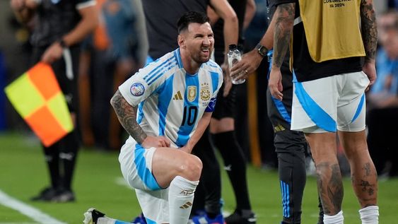 El delantero argentino Lionel Messi gesticula durante el partido contra Chile por el Grupo A de la Copa América, el martes 25 de junio de 2024, en East Rutherford, Nueva Jersey, el martes 25 de junio de 2024. (AP Foto/Julia Nikhinson)