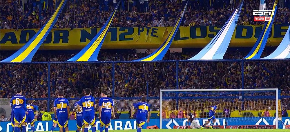 CLIMA CALIENTE EN LA BOMBONERA. Los hinchas de Boca explotaron ante la Comisión Directiva y sus jugadores. 