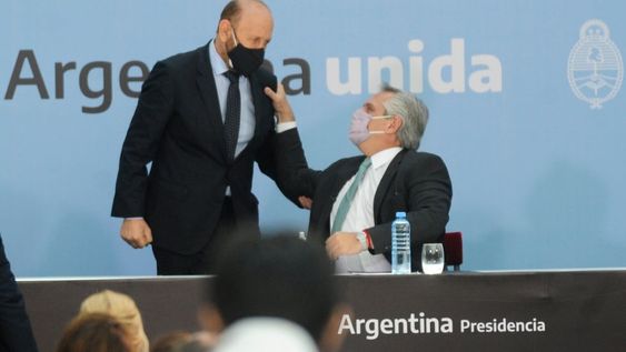 Gildo Insfrán, gobernador de Formosa, saluda al presidente Alberto Fernández durante la firma de un acuerdo contra la violencia de género. (Clarín)