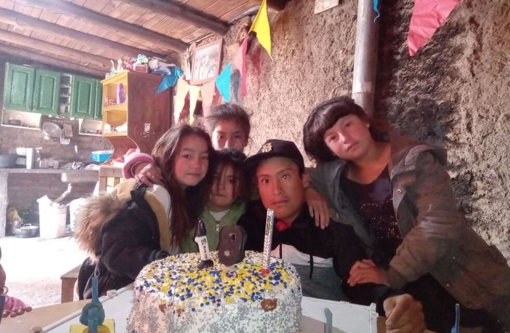 El joven junto a sus hermanas en su casa de Tupungato.