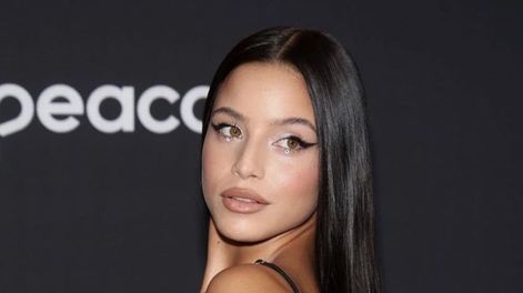 Emilia Mernes posó de espaldas en los Billboard Latin