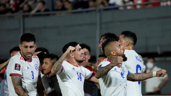 Chile sumó la tercera victoria seguida y escaló al quinto puesto en las eliminatorias. (AP)