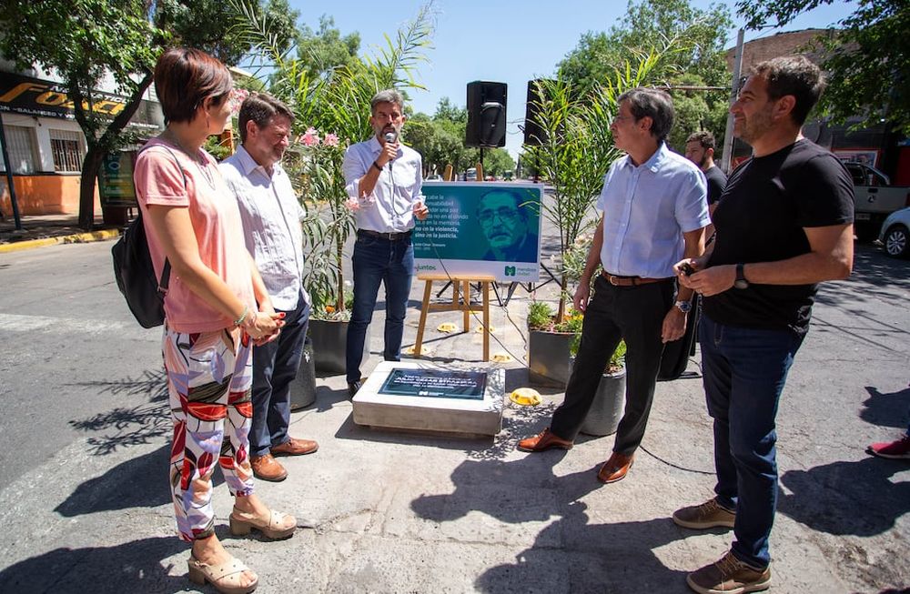 En el Día de la Democracia, se descubrió la placa donde se construirá el boulevard Julio César Strassera