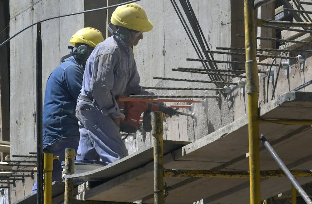 La construcción repuntó levemente en abril pero en los últimos 12 meses tuvo una caída de más de 37%.