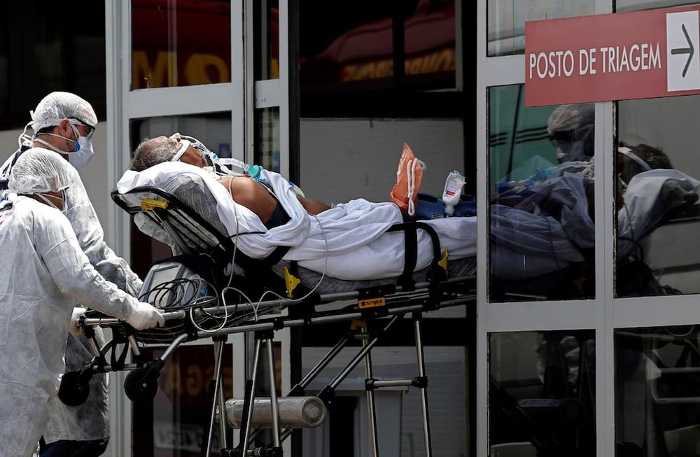 Los trabajadores de la salud llevan en una camilla a un paciente sospechoso de tener Covid-19 desde una ambulancia al hospital público HRAN en Brasilia, Brasil. Foto: AP