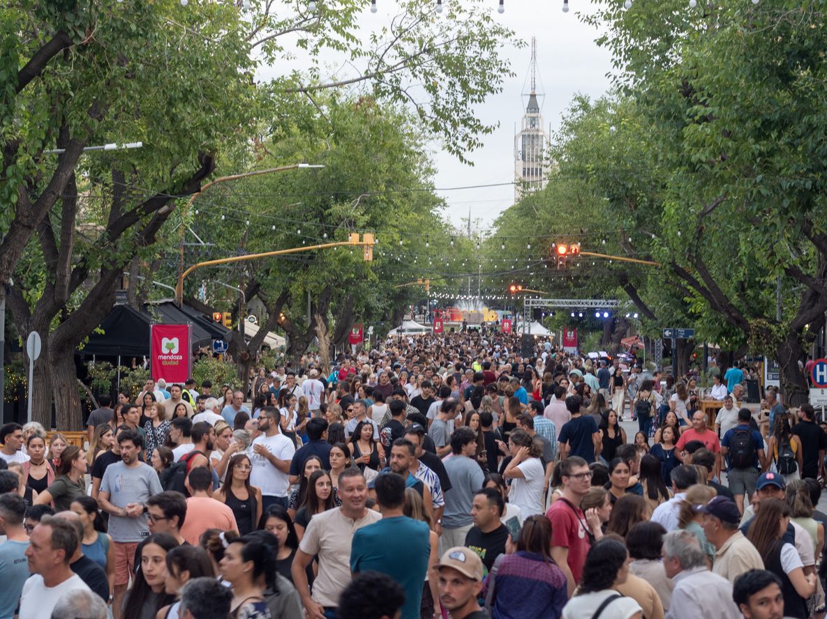 Con música y gastronomía, la Ciudad de Mendoza celebró la reapertura de la avenida Sarmiento.
