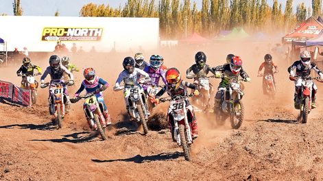 Colorida escena de la última fecha del Motocross vernáculo, que se disputó en el estupendo escenario de El Carrizal