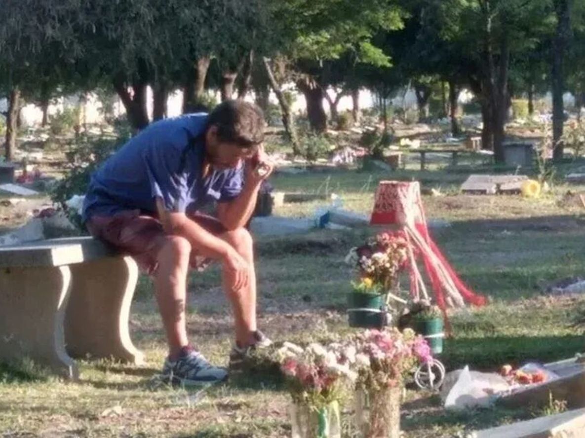 Fue captado junto a la tumba de su hijo escuchando el partido del equipo de sus amores: San Martín de Tucumán.