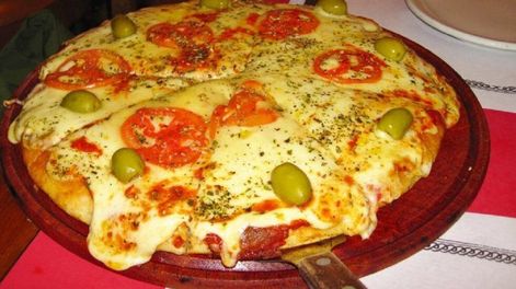 Detuvieron a un joven cocinero que escupió la pizza de un cliente en un restaurante