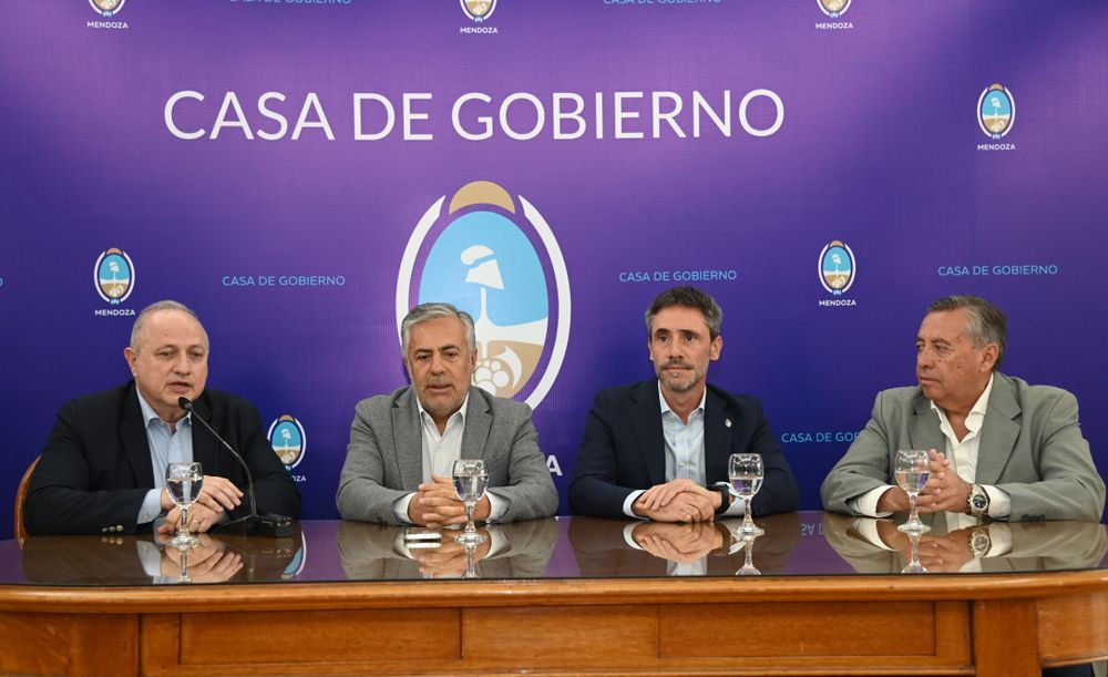 El representante de Mekorot, Diego Berger; el gobernador Alfredo Cornejo; el secretario general del CFI, Ignacio Lamothe; y el Superintendente del Departamento General de Irrigación, Sergio Marinelli. 