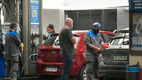 Los Andes | Un lujo. En Mendoza llenar el tanque de con nafta de un auto con un tanque promedio de 50 litros cuesta $ 3.500. Foto: Orlando Pelichotti / Los Andes.
