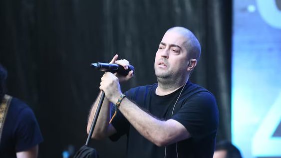Pato Fontanet, excantante de Callejeros, se presentó este lunes 30 de diciembre en el homenaje por los 20 años de la tragedia de Cromañón, ante una multitud que recordó la fecha con pesar y pedidos de justicia por las víctimas. Foto: La Nación