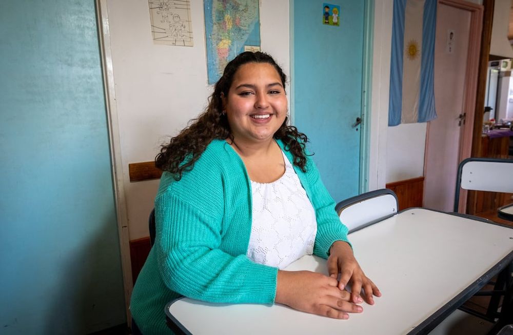 Melina Palma tiene 18 años, vive en un barrio humilde de Fray Luis Beltrán y ayuda a sus vecinos de entre 14 y 18 años para que salgan de las calles y de la delincuencia.Una vez por semana los lleva a la Asociación de Apoyo Familiar Mendoza para que aprendan computación y tengan contención psicológica.    Foto: Ignacio Blanco / Los Andes