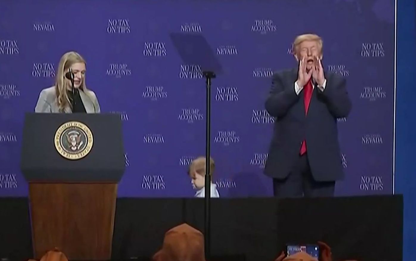 Trump le tiró una chicana a Joe Biden tras salvar a un niño de una caída.