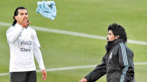 Un día como hoy de 2010: Maradona le da la casaca titular a Tevez