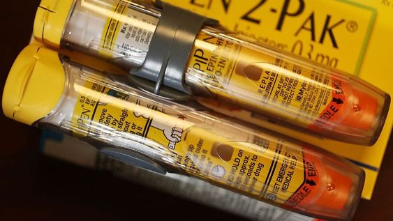 El EpiPen está diseñado para inyectar automáticamente una dosis de epinefrina en el muslo de la persona para ponerle alto a una reacción alérgica. Foto: Web.