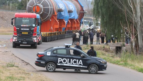 Traslado del reactor que se hizo en Impsa para YPF. En la foto va por la lateral del Acceso Sur.