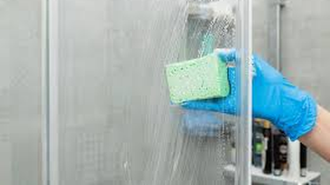 No pierdas más el tiempo: el truco de limpieza para dejar la mampara de tu baño como nueva