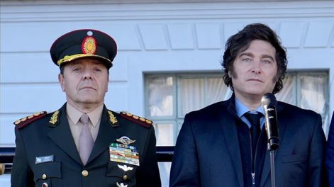 El ministro de Defensa, Carlos Presti junto con el presidente,&nbsp; Javier Milei.