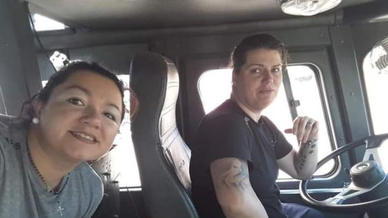 María y Lorena se conocieron mientras dedicaban horas a la comunidad en el cuartel de bomberos voluntarios lasherino. Foto: gentileza