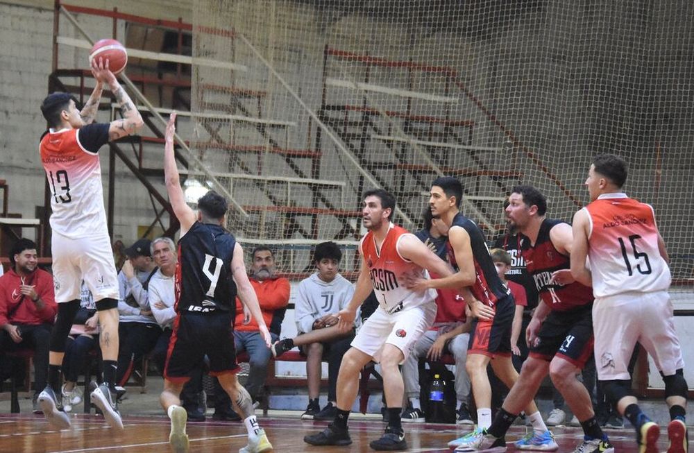 Atlético Club San Martín logró un triunfo clave ante Atenas. Martín Irrutia, figura del León. / Genitleza: Jorge Ruiz.