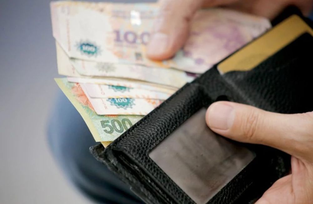 ¿Qué pasará con el aguinaldo? ¿Qué pasa si no excedo el sueldo bruto para pagar Ganancias pero, además, gano dinero como monotributista? (Imagen ilustrativa / Web)