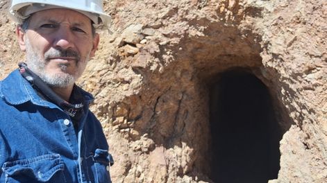 Parizek realizando tareas de gestión ambiental en proyecto Las Choicas, en el departamento de Malargüe.