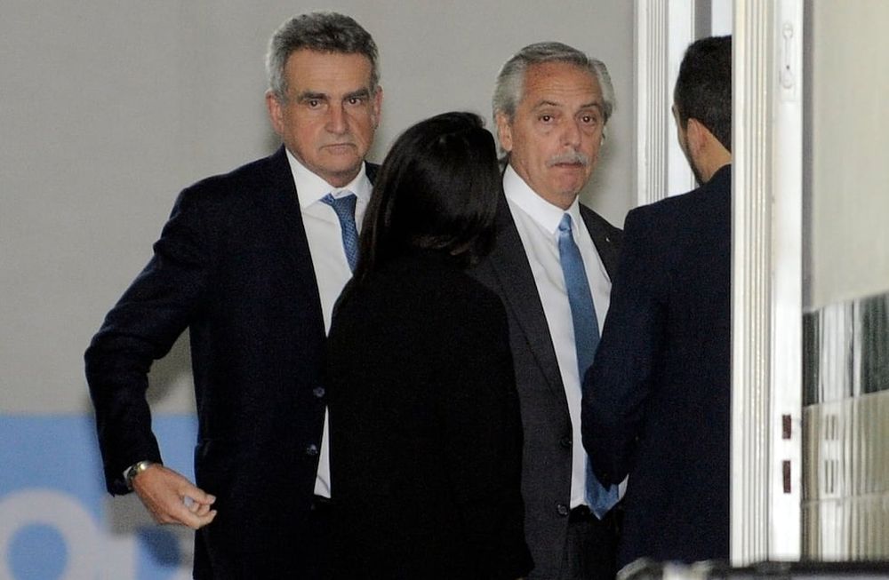 El presidente Alberto Fernández y el jefe de gabinete Agustín Rossi llegaron juntos a la mesa política del Frente de Todos. Foto: Clarín