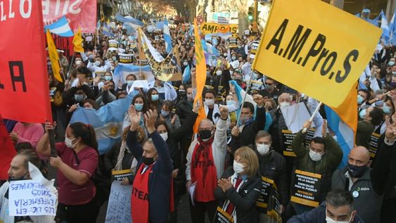 Los sindicatos se concentraron el viernes en el kilómetro 0 en contra de la propuesta salarial del Gobierno. Ignacio Blanco / Los Andes