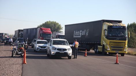 Alud en la montaña: filas y demoras por la interrupción de la ruta 7 (Los Andes)