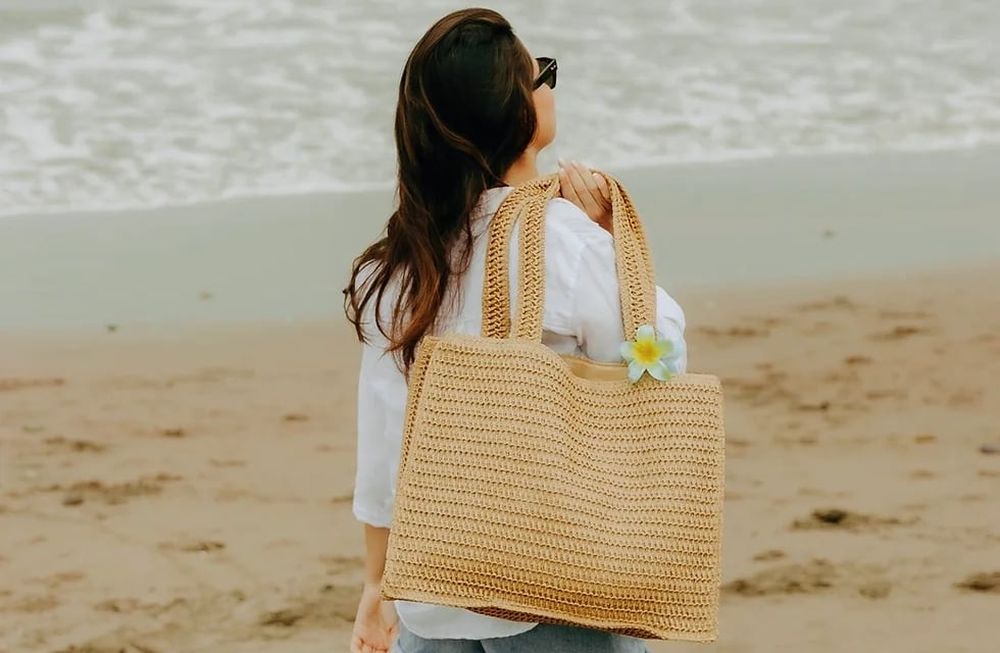 Chau mochila: estos son los 3 bolsos playeros en tendencia que la reemplazan.