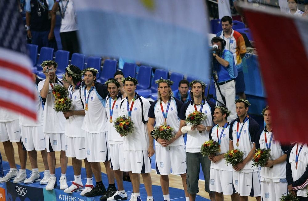 En el olimpo. En Atenas, el básquetbol argentino se consagró campeón olímpico, por encima de Italia y Estados Unidos. / Gentileza.
