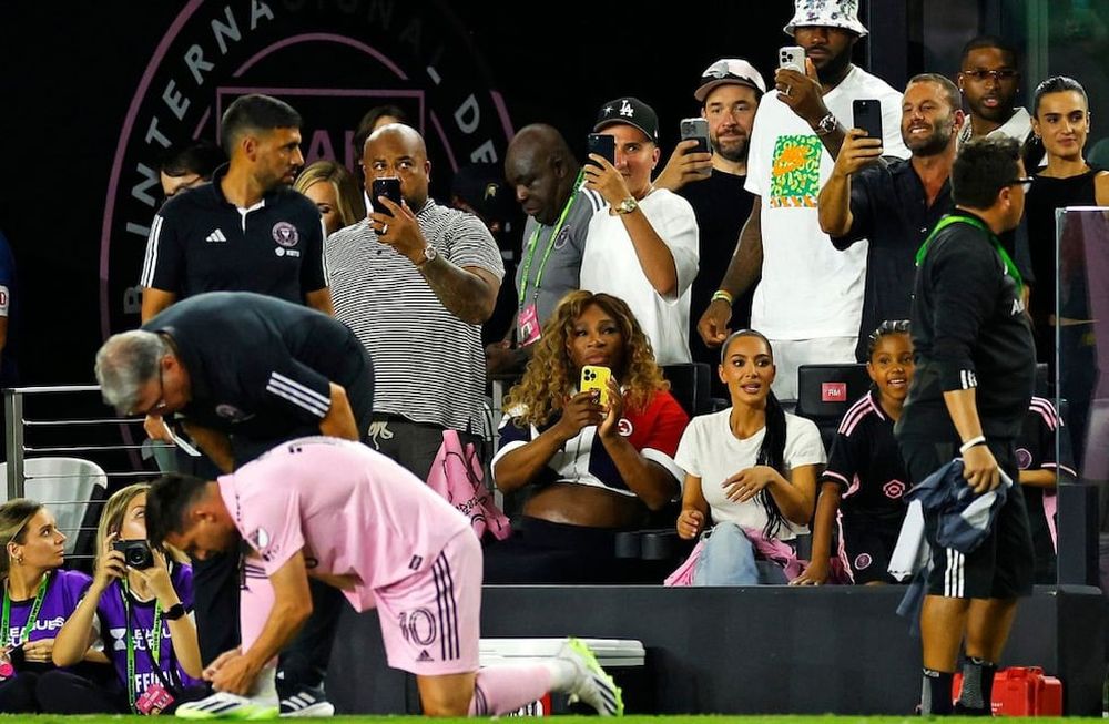 Lebron James y Serena Williams, los mejores en su deporte, grabando la entrada de Messi al campo de juego durante el segundo tiempo. Foto: Twitter.
