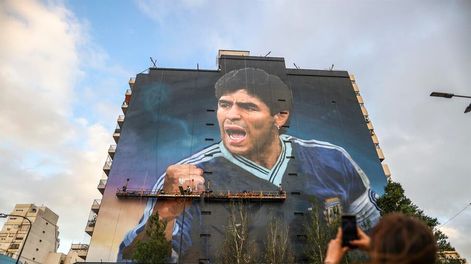 Diego Maradona hubiese cumplido 62 años este 30 de octubre. En homenaje, inauguraron murales gigantes en Buenos Aires. / EFE