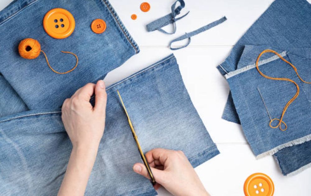 Tus jeans rotos y gastados, conviértelos en esta idea súper útil. 
