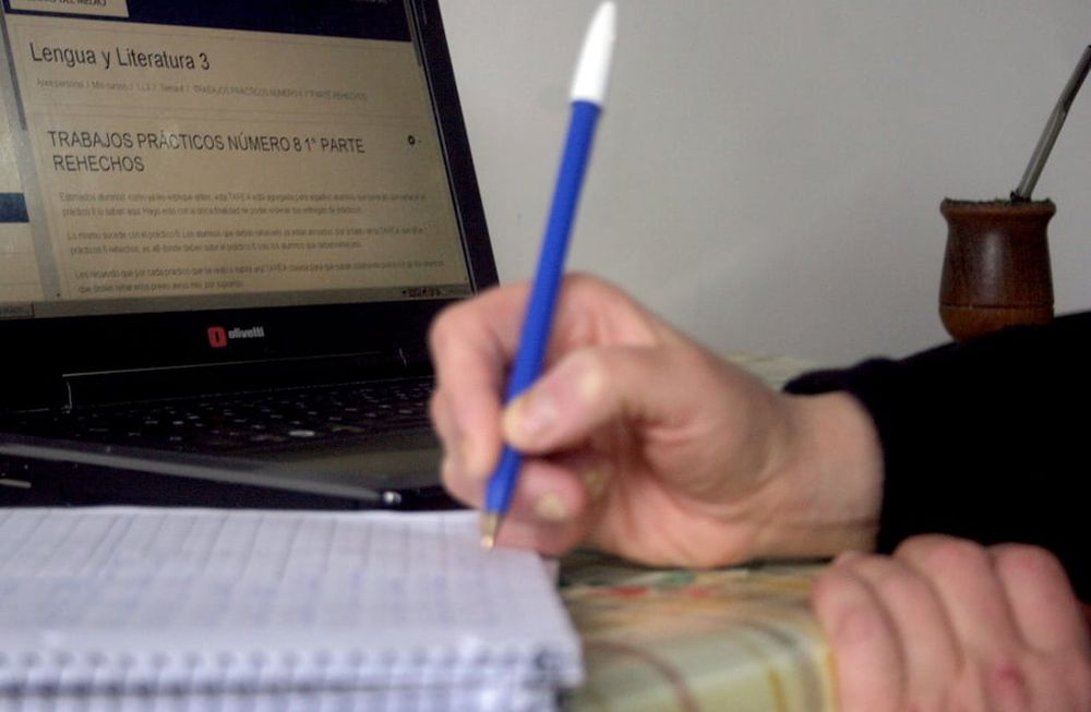 Aunque el docente tenga contacto estrecho con un Covid-19 positivo y deba aislarse, no le correspondería licencia. / Marcelo Rolland