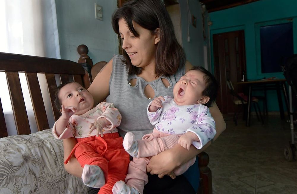 Niños que tienen nombre nombres de los jugadores de la selección Argentina de fútbolLas mellizas Lara Lionela (pantalón rojo), y Nerea Juliana de Felippe, nacieron el 13 de febrero, junto a su madre Julieta Fuentes. Los padres se inspiraron en Lionel Messi y en Julián Álvarez para sus nombres.Foto : Orlando Pelichotti