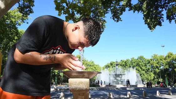 Se viene una semana con temperaturas muy altas en Mendoza. Matías se refresca en la zona de la Fuente de los Continentes en el Parque General San MartínFoto: José Gutierrez / Los Andes