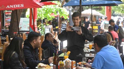 Turistas en Mendoza. | Foto: José Gutiérrez / Los Andes
