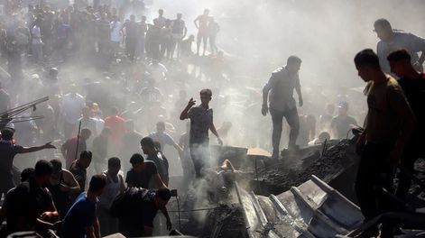 Los Andes | Palestinos inspeccionan los restos de edificios destruidos tras ataques aéreos israelíes sobre la ciudad de Khan Younis, en el sur de la Franja de Gaza, el 26 de octubre de 2023. (AP Foto/Mohammed Dahman)