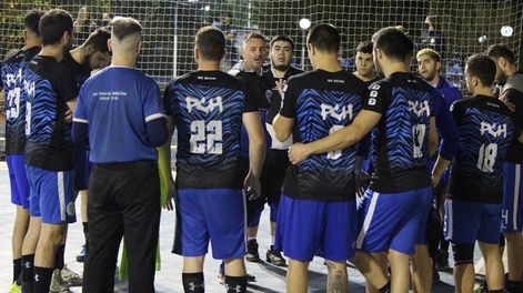 Feddy Zanona, técnico del Tomba, da indicaciones a sus dirigidos, que no pudieron superar a Municipalidad de Maipú. / Gentileza de Revista SportKids