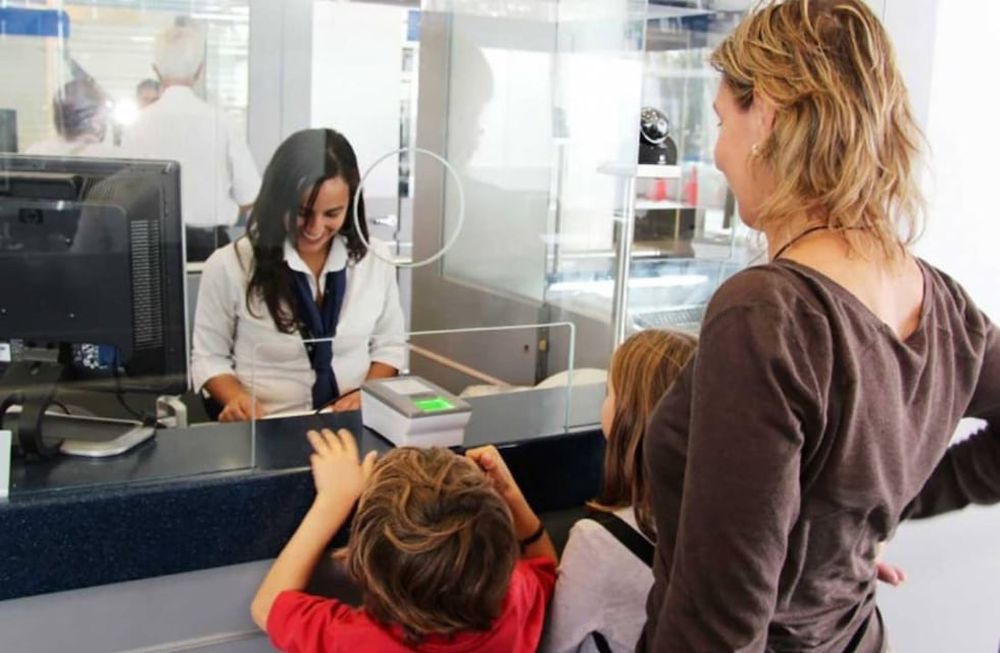 ¿Cómo debo hacer el trámite que autoriza a un hijo menor para viajar al exterior del país sin uno de sus padres?