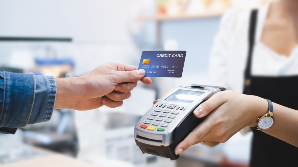 Pagar con tarjeta de crédito nos orilla a descuidar el dinero, según expertos.