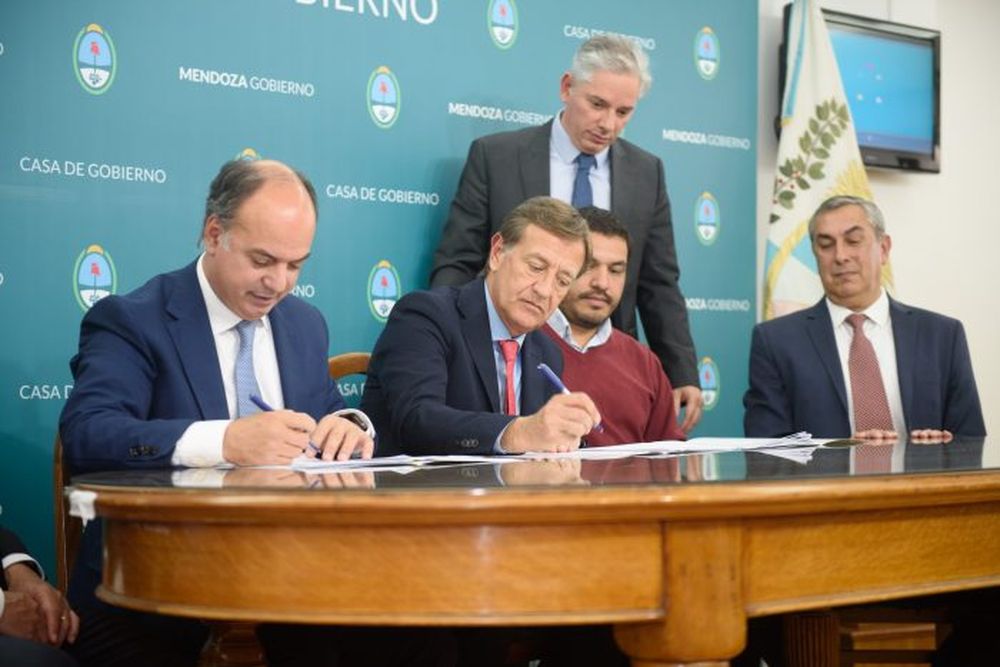 El proceso de traspaso de acciones de Potasio Río Colorado a Minera Aguilar se inició en 2023, con las firmas del gobernador Rodolfo Suárez y Nicolás Mallo Huergo en representación de la empresa.