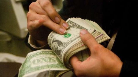 El dólar blue marca un incremento de $ 142 desde que comenzó el año, es decir un 41% en cinco meses.